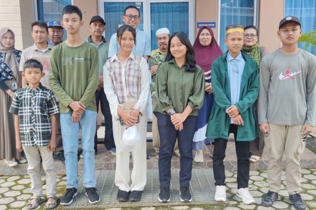 Lima Pelajar dari Karimun yang Lolos Program Kelas Beasiswa PT Timah Tbk di SMAN 1 Pemali Diberangkatkan ke Bangka Belitung, Ini Pesan Orang Tua