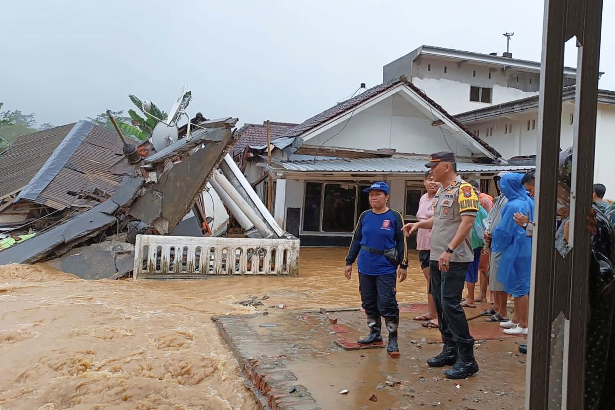 Polres Malang terjunkan tim kesehatan bantu korban banjir