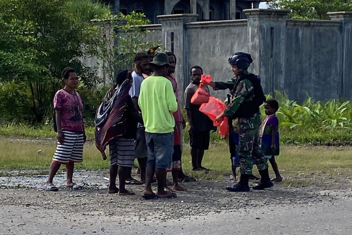 Yonif MR 411/Pandawa bagikan bahan pokok kepada Mama Papua di Nduga