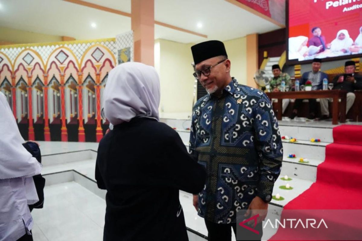 Zulkifli Hasan ingatkan para santri untuk tekun mengejar cita-cita