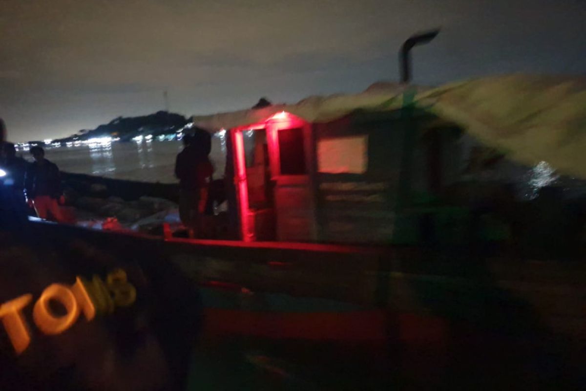 Bea Cukai tangkap kapal kayu pembawa tas dan sepatu bekas ilegal di Batam
