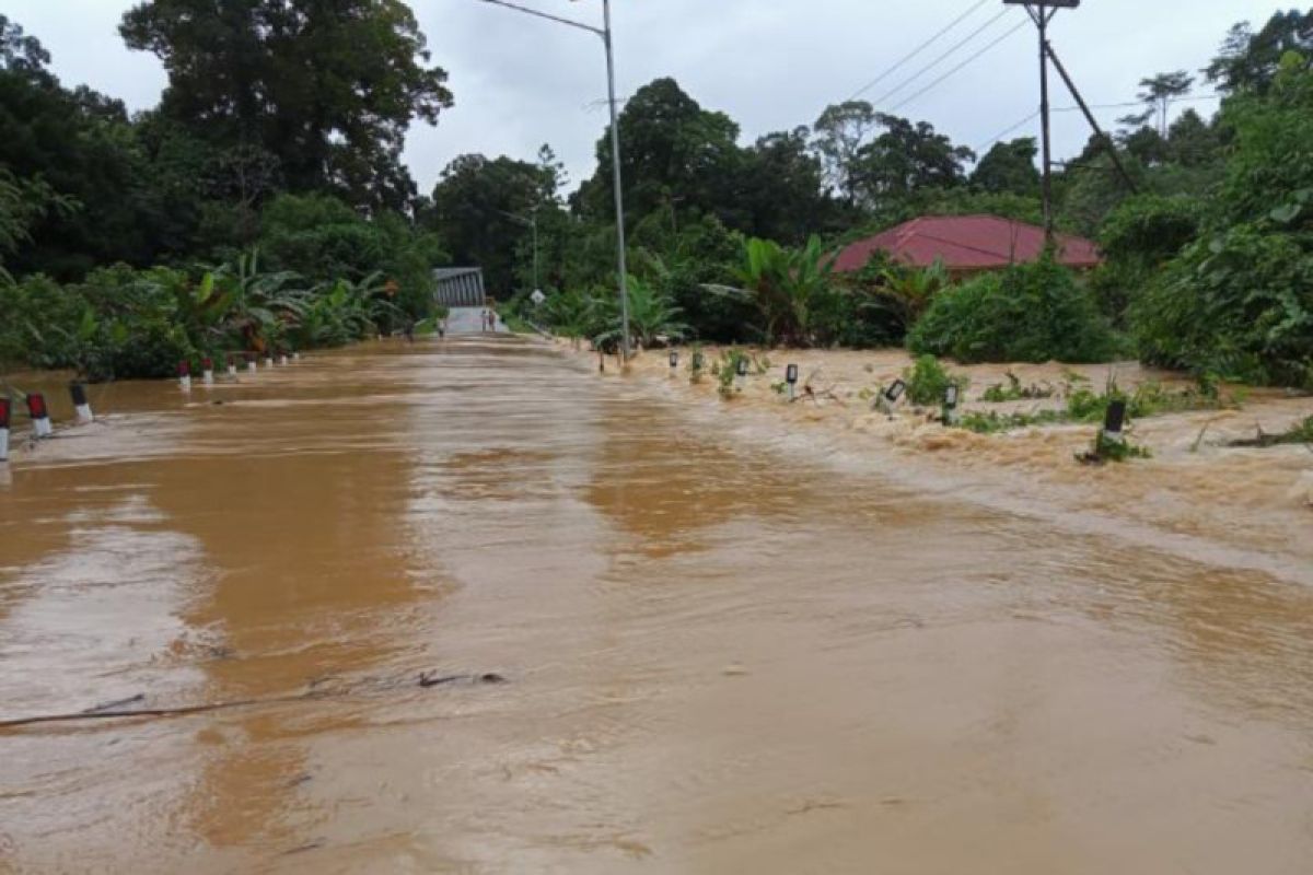 Banjir merendam jalan nasional perbatasan RI-Malaysia di Kapuas Hulu