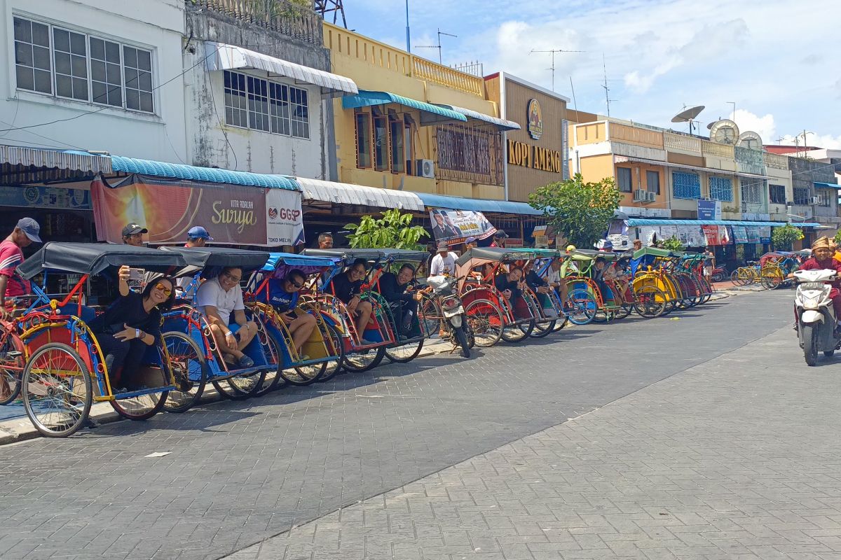 Wisman nikmati wisata becak di Pulau Belakangpadang Batam