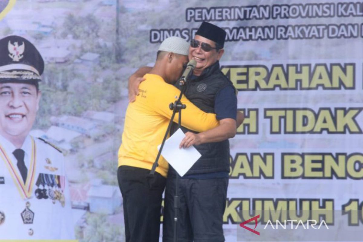 Gubernur Kalsel serahkan bantuan perbaikan 540 rumah warga miskin dan korban bencana