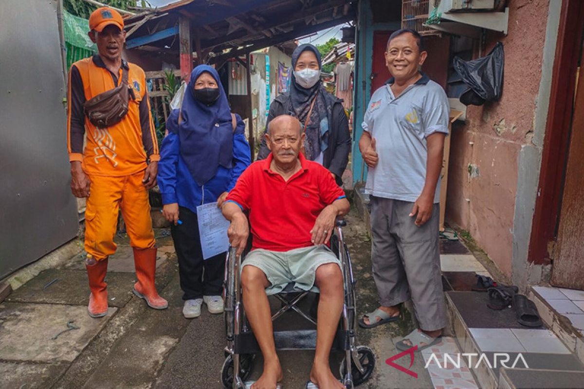 Pemkot Jaksel beri bantuan kursi roda dan tongkat kepada disabilitas