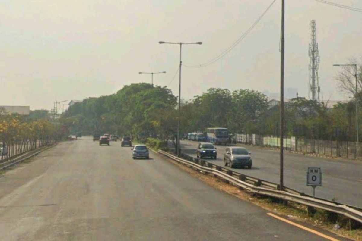 Betonisasi jalan menuju Exit Tol Gresik-Surabaya dimulai pada 12 Juli 2023