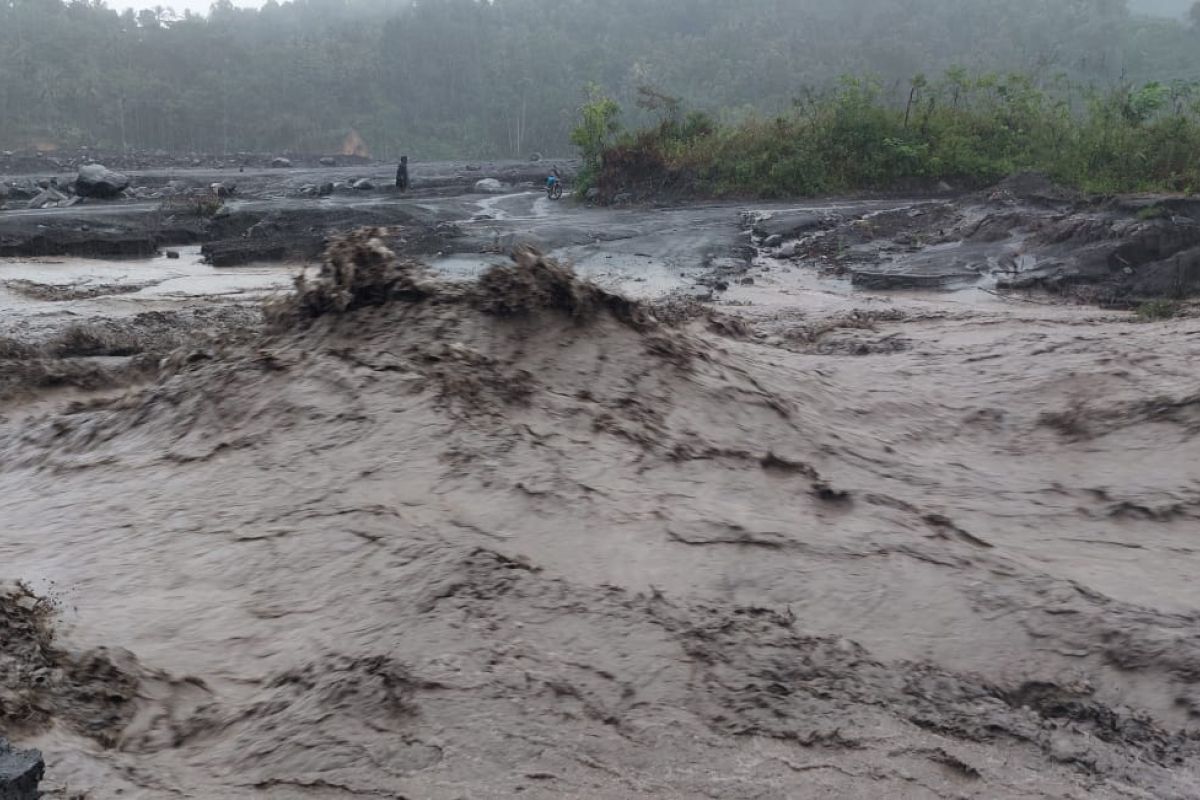 Petugas catat terjadi empat getaran banjir Gunung Semeru