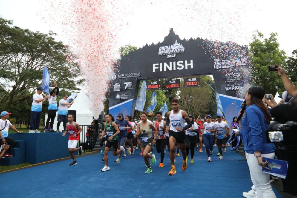 Sejumlah pelari nasional meriahkan "Rupiah Borobudur Playon"