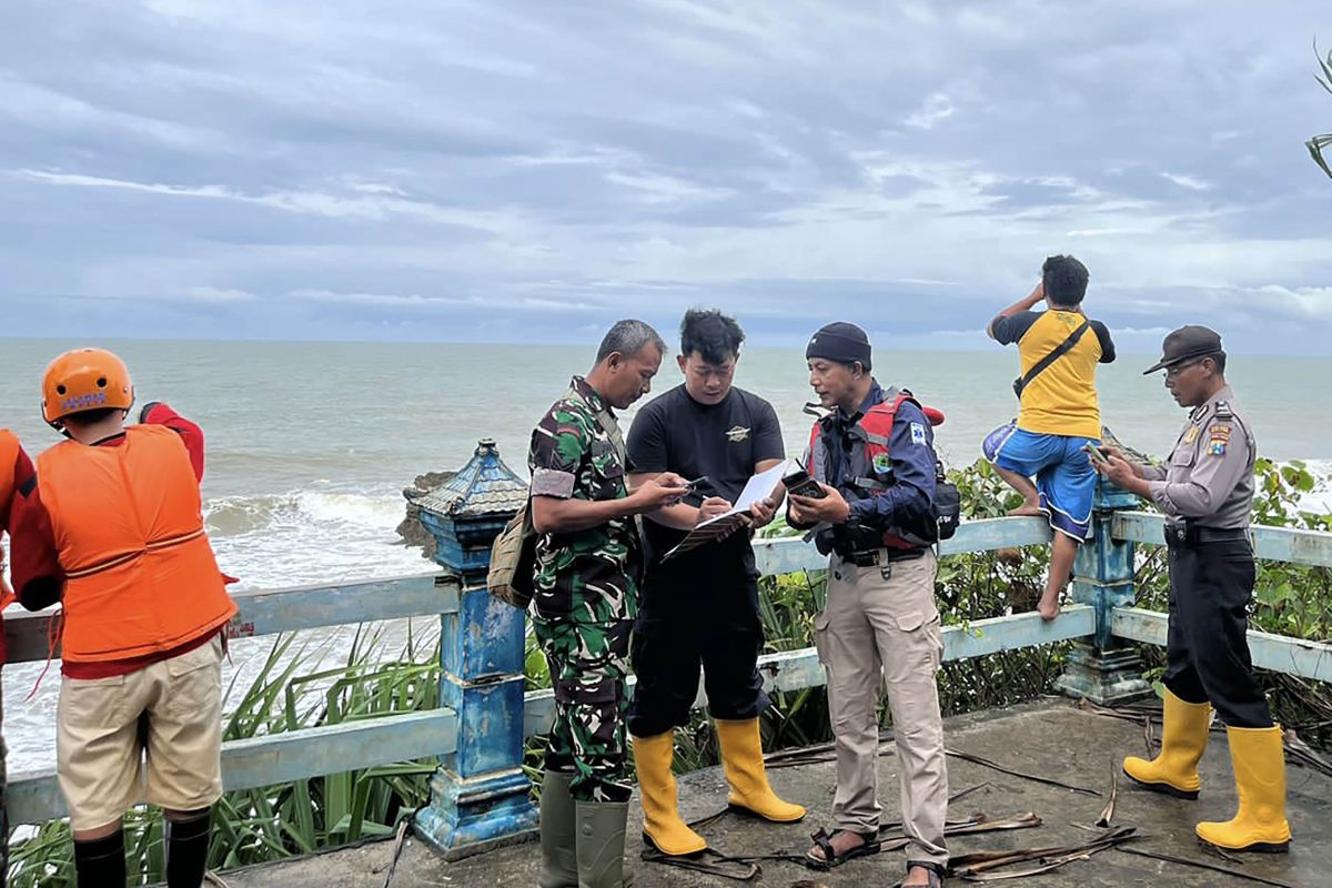 Polres Malang bantu pencarian 5 wisatawan terseret ombak Pantai Jembatan Panjang