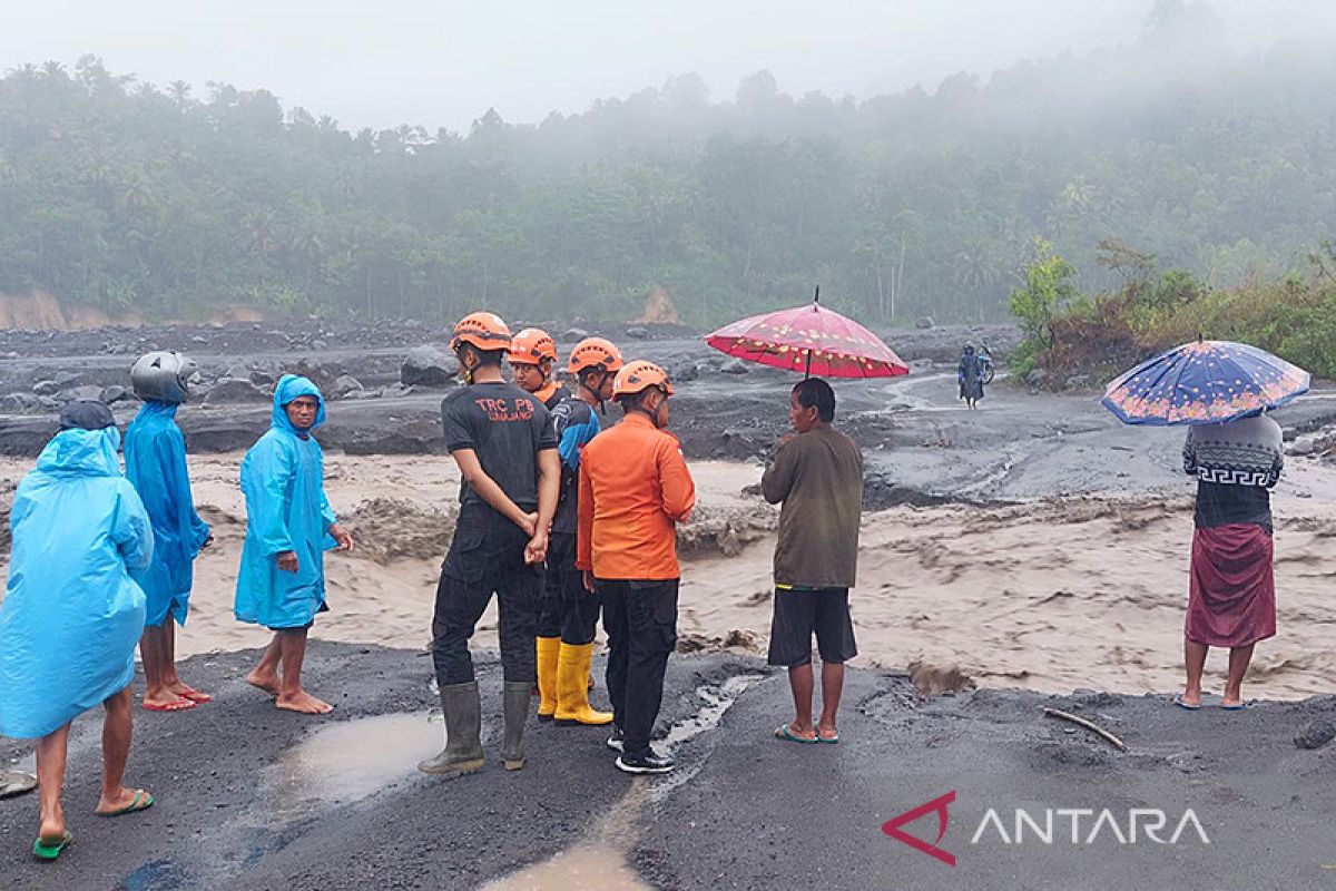 Pemprov Jatim tangani jembatan putus akibat banjir-longsor di Lumajang