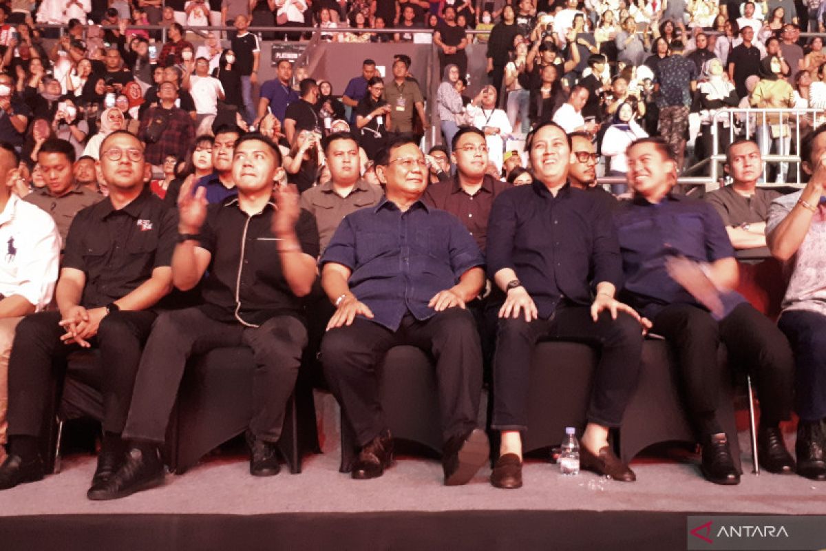 Prabowo nikmati malam akhir pekan di konser Ari Lasso