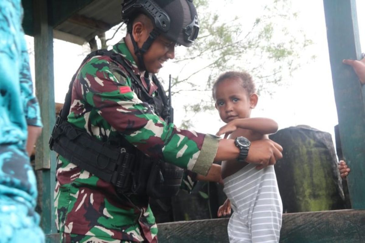 Satgas Mobile Raider komitmen menyenangkan hati warga Nduga Papua Pegunungan