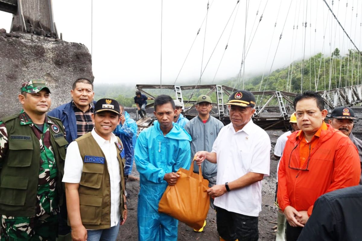 Puluhan KK terisolir lahar dingin Semeru, pemerintah pastikan kebutuhan logistik aman