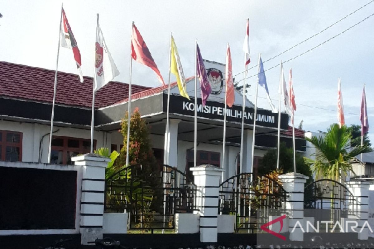 KPU Biak menerima perbaikan berkas Bacaleg 18 parpol peserta Pemilu 2024