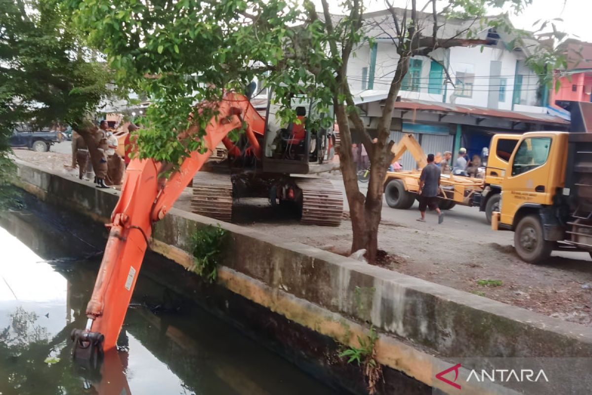 DLHK angkut 200 ton sampah plastik dari kali Kota Meulaboh Aceh