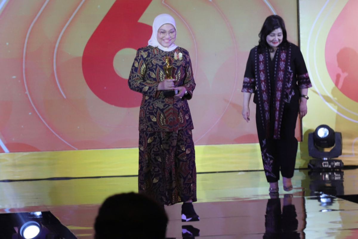 Menaker Ida Fauziyah meraih Anugerah Perempuan Hebat Indonesia 2023