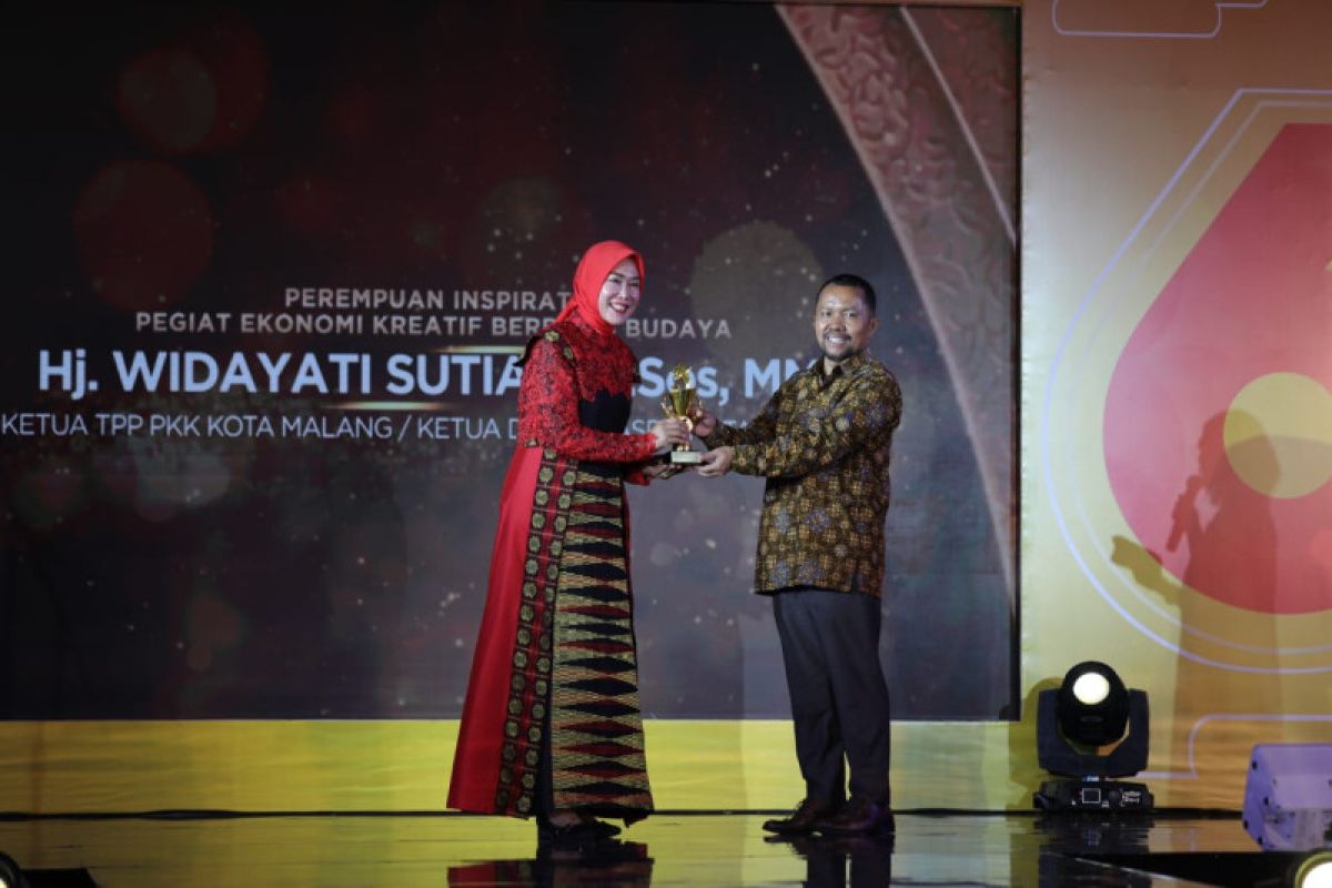 Widayati Sutiaji raih penghargaan Perempuan Inspiratif Pegiat Ekonomi Kreatif Berbasis Budaya