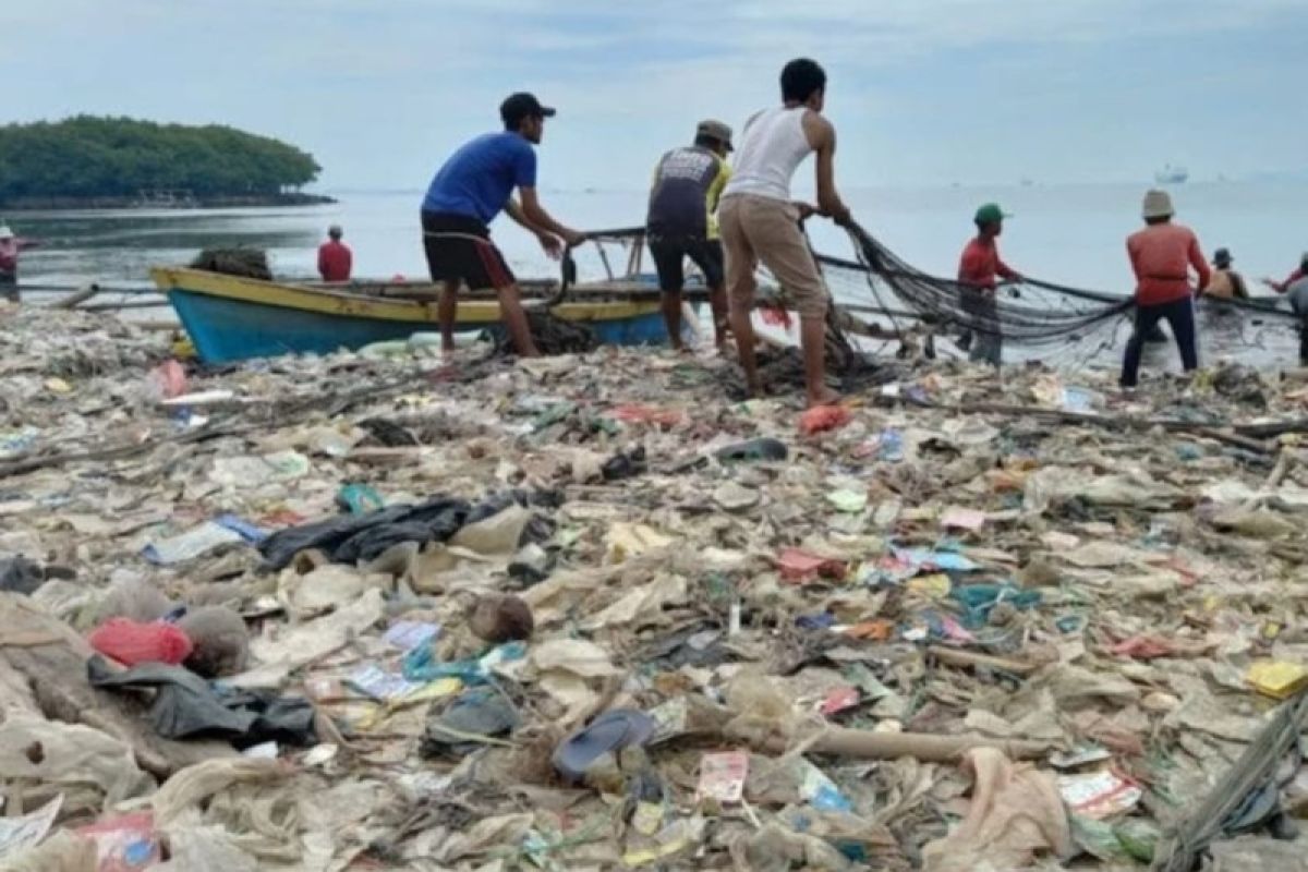 Bandarlampung apresiasi pemerhati lingkungan bantu bersihkan sampah pantai