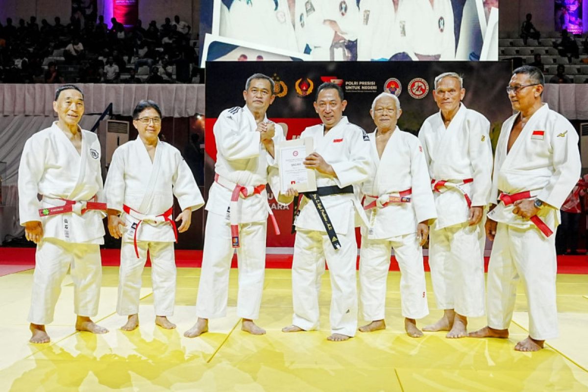 Ketua Umum PJSI sematkan sabuk hitam judo kepada Kapolri Listyo Sigit