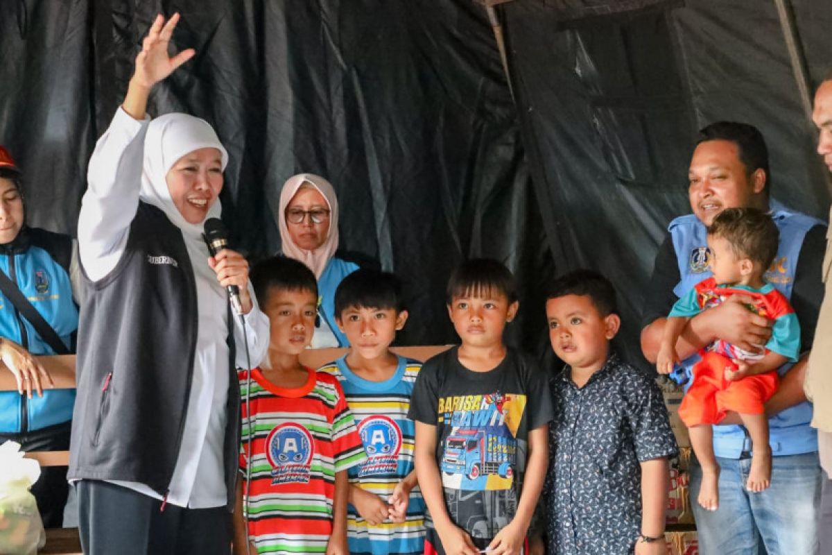Khofifah beri bantuan dan motivasi para pengungsi longsor di Lumajang