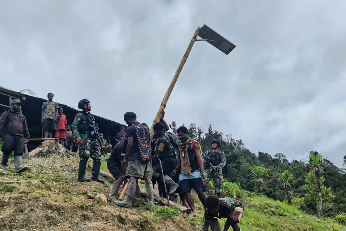 Satgas Raider 433/JS memasang LPJU di Kabupaten Nduga Papua Pegunungan