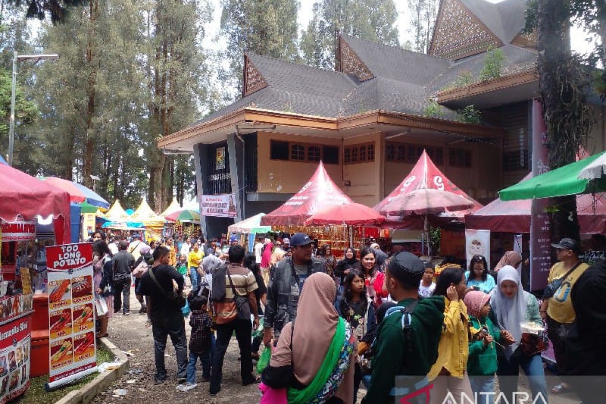 Pemkab Karo catat pengunjung festival bunga-buah mencapai 65.000 orang