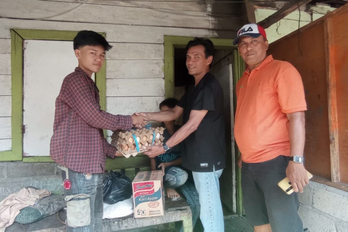 Semen Padang serahkan bantuan sembako untuk warga Blok M Indarung