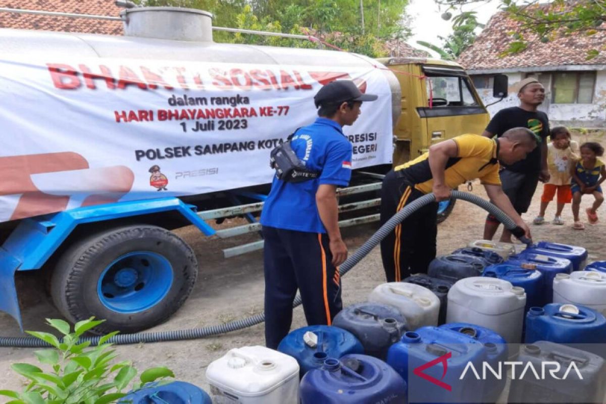 Polres Sampang salurkan bantuan air bersih ke sejumlah desa