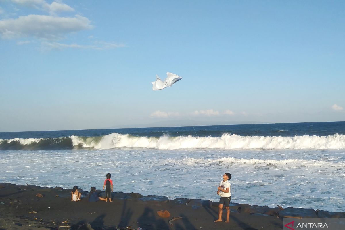 BMKG minta masyarakat waspadai angin kencang 30 knot di Laut Bali