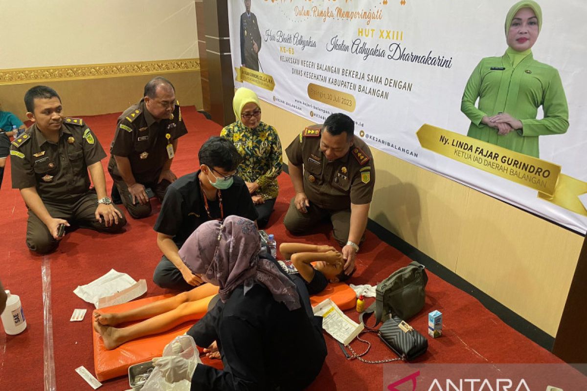 Puluhan anak ikut sunat massal di Kejari Balangan