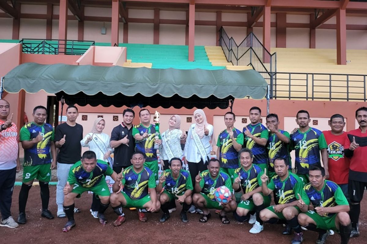 Legend 621 FC menangi pertandingan sepak bola fourfeo Ketua DPRD HSS