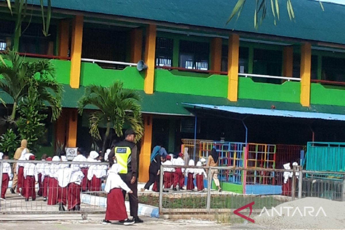 Sekolah di Biak Numfor kenalkan lingkungan sekolah ke siswa baru