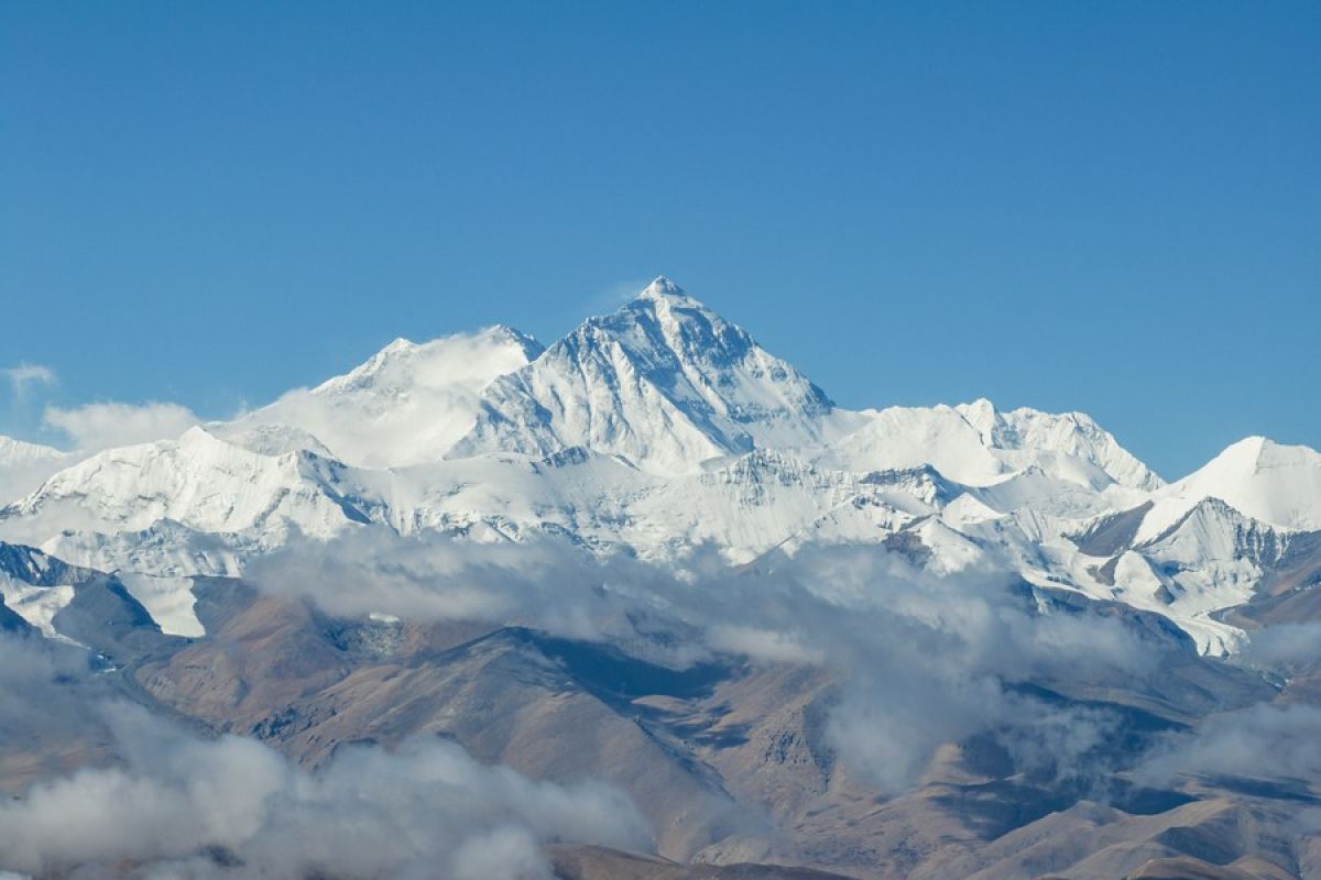 Tim ekspedisi China ukur ketebalan salju di puncak Gunung Qomolangma