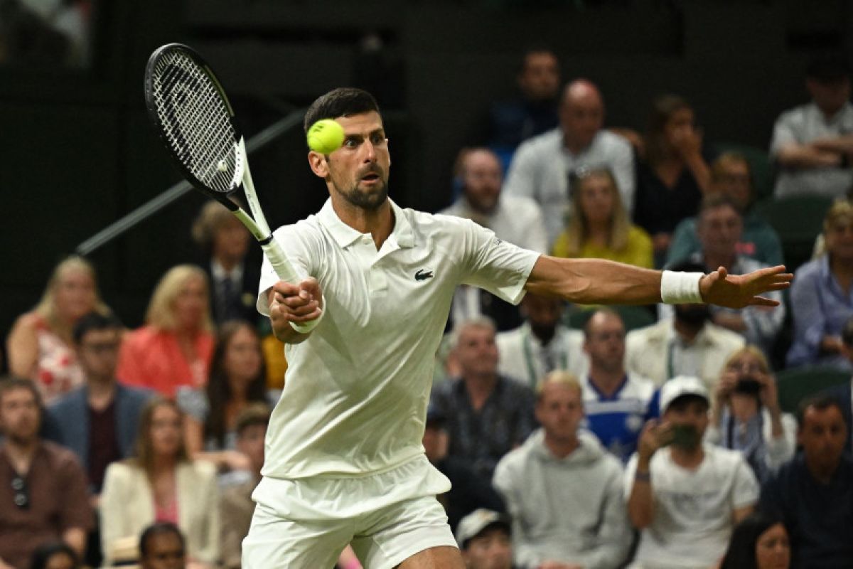Wimbledon: Aturan jam malam, petenis Djokovic tunda kemenangan