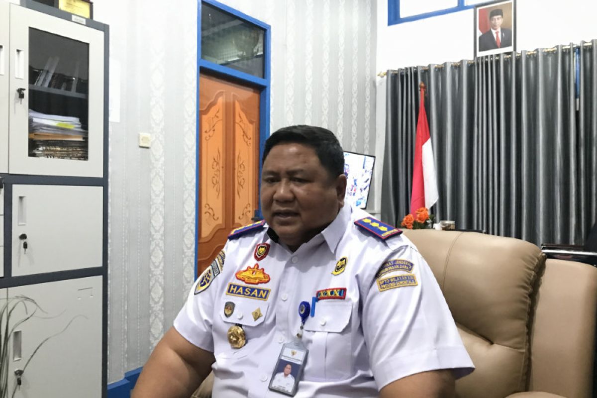 Ombak tinggi, sejumlah pelabuhan kapal di Maluku diperingatkan hentikan  kegiatan