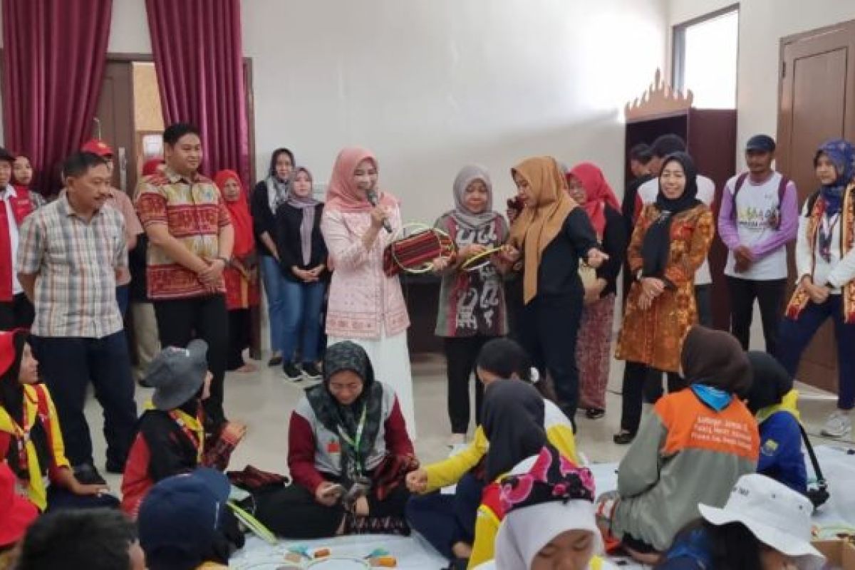 Dekranasda Lampung Selatan kenalkan kerajinan tapis kepada peserta Jumbara