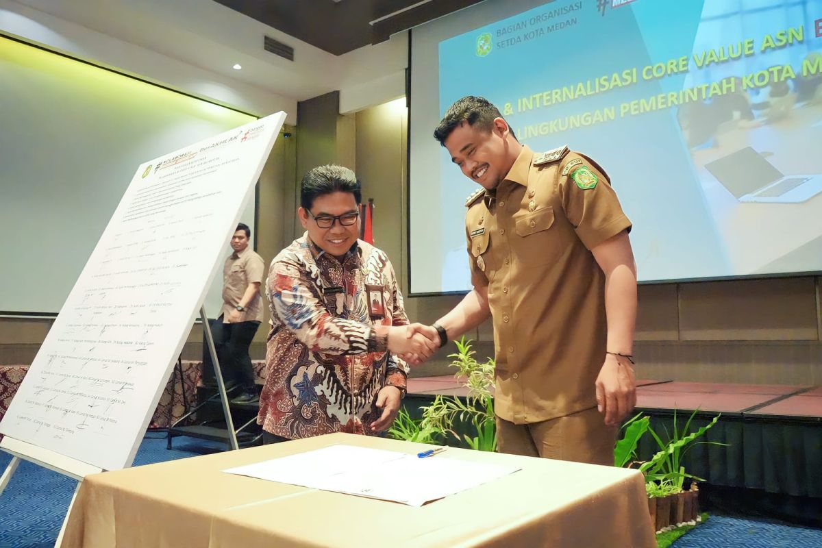Pejabat Pemkot Medan tanda tangani komitmen budaya kerja ASN Ber-AKHLAK