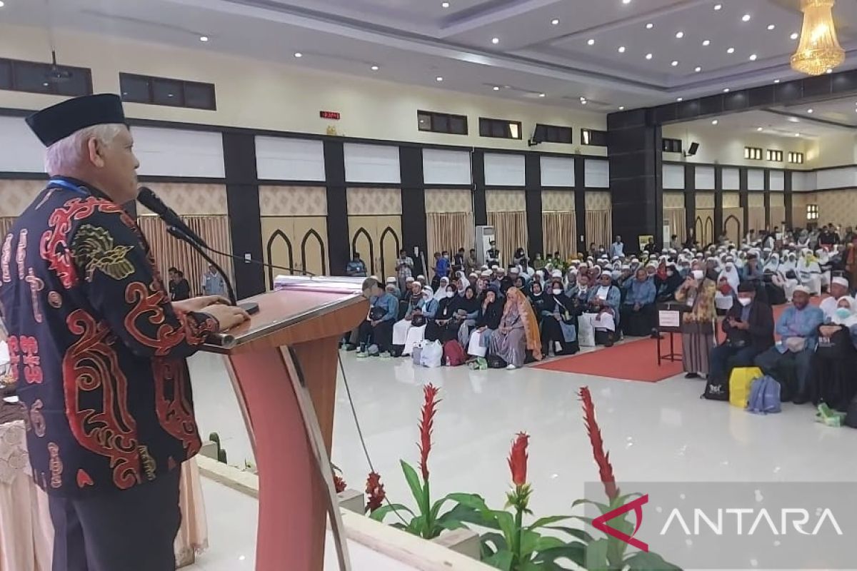 Ketua MUI Papua menyambut jamaah haji Kloter 8 di Makassar