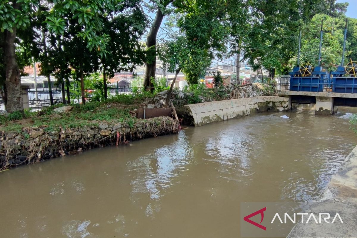 Jakarta Timur pertanyakan proses lelang pembangunan turap Kali Baru
