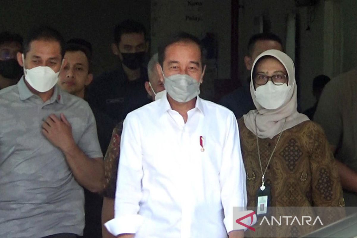 Presiden Jokowi jenguk Cak Nun di RSUP Dr Sardjito Yogyakarta