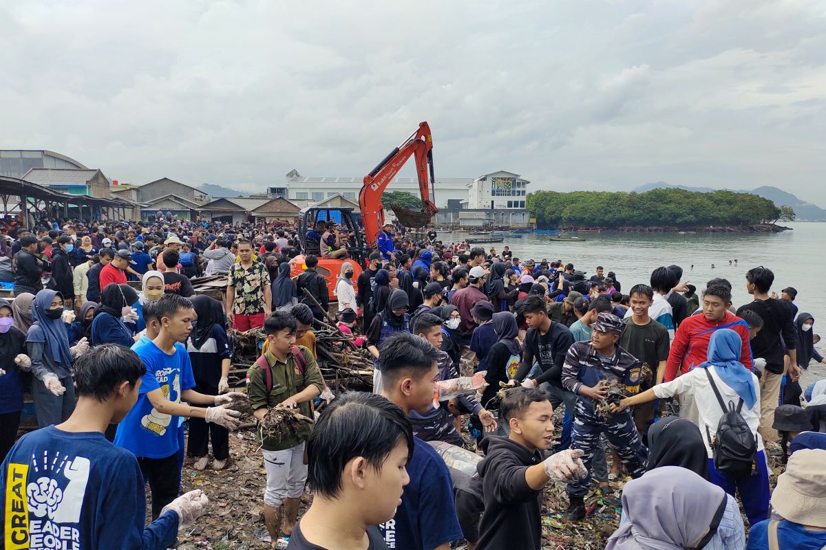 Seribuan orang ikut bersihkan tumpukan sampah di Pantai Sukaraja Bandarlampung