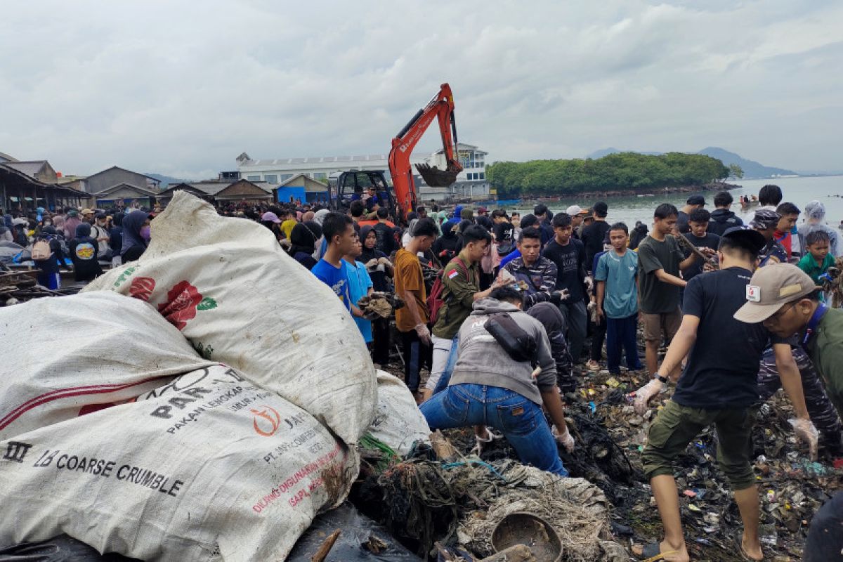 Seribuan orang ikut bersihkan Pantai Sukaraja Bandarlampung