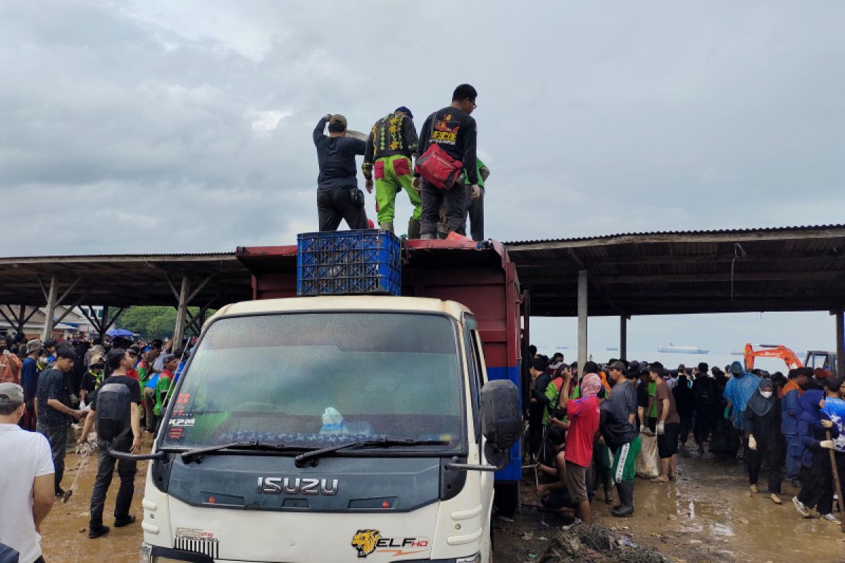 300 ton sampah berhasil diangkut dari Pantai Sukaraja