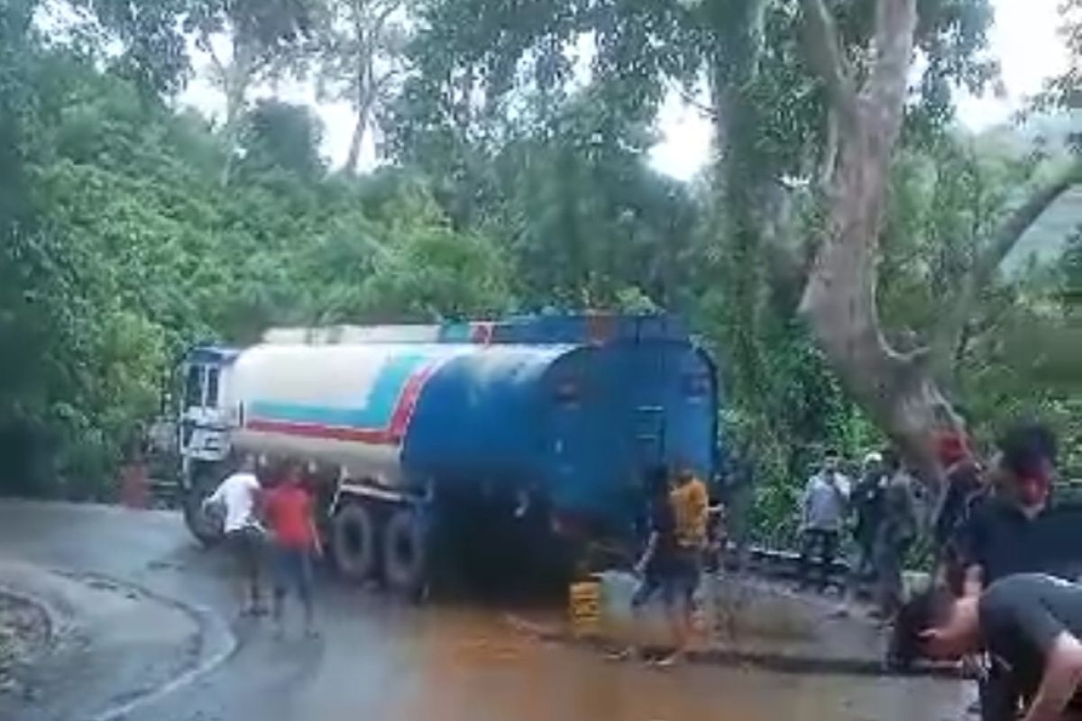 CPO tumpah di Gunung Kulu Aceh Besar bikin macet lalu lintas hingga 2 kilometer