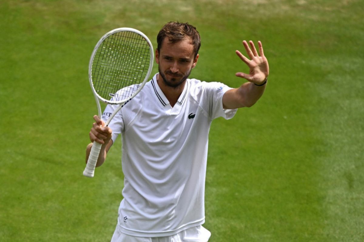 Medvedev melaju ke perempat final Wimbledon untuk pertama kalinya