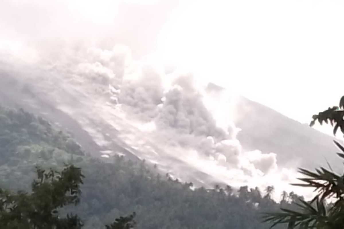 Gunung Karangetang luncurkan awan panas guguran