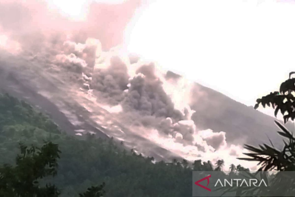 Gunung Karangetang luncurkan awan panas guguran, warga diungsikan