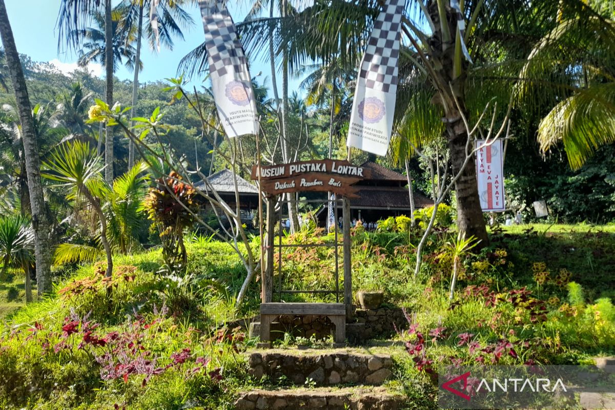 Mengunjungi wisata edukasi budaya Museum Pustaka Lontar