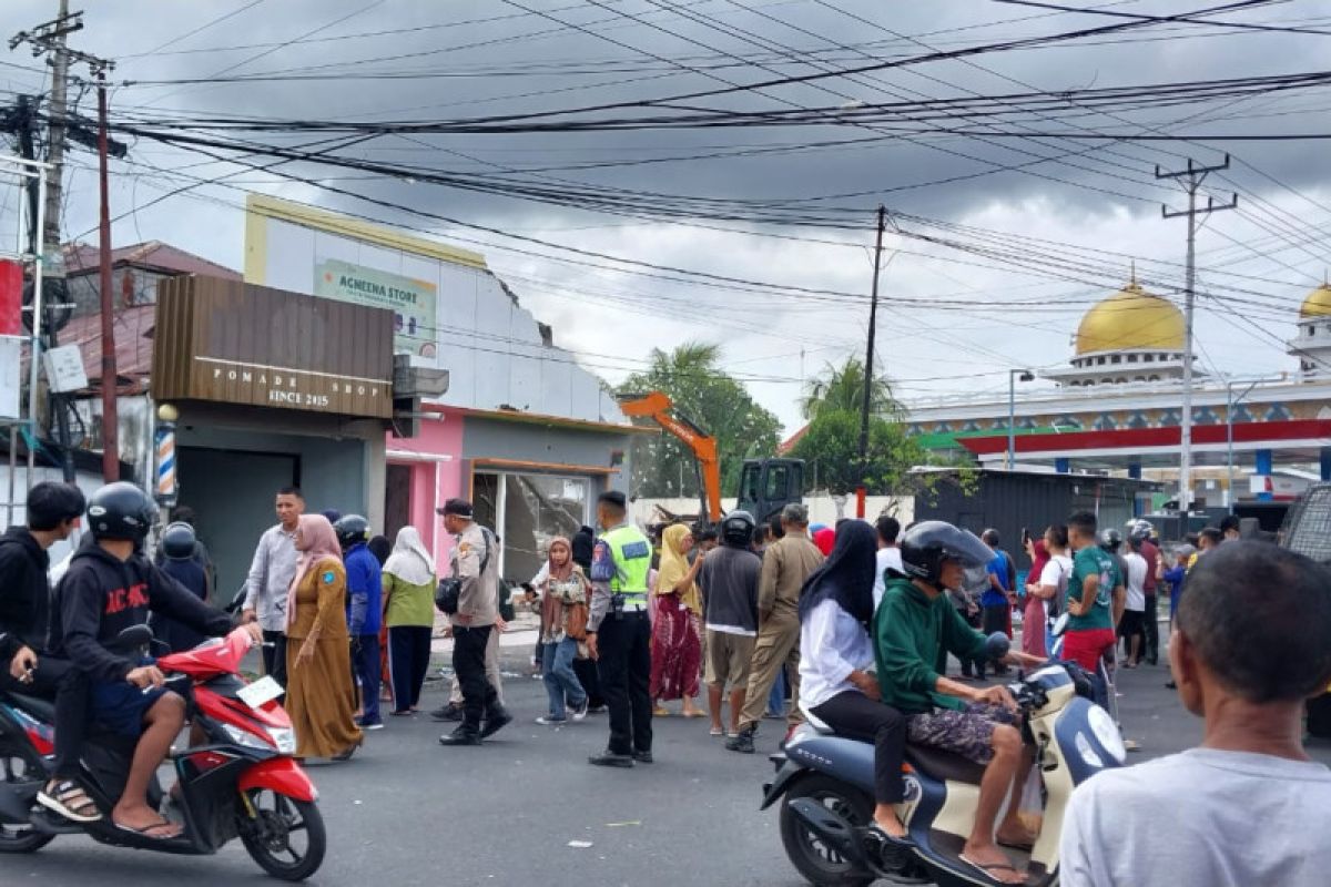 PN eksekusi dua bangunan sengketa di pusat Kota  Ternate