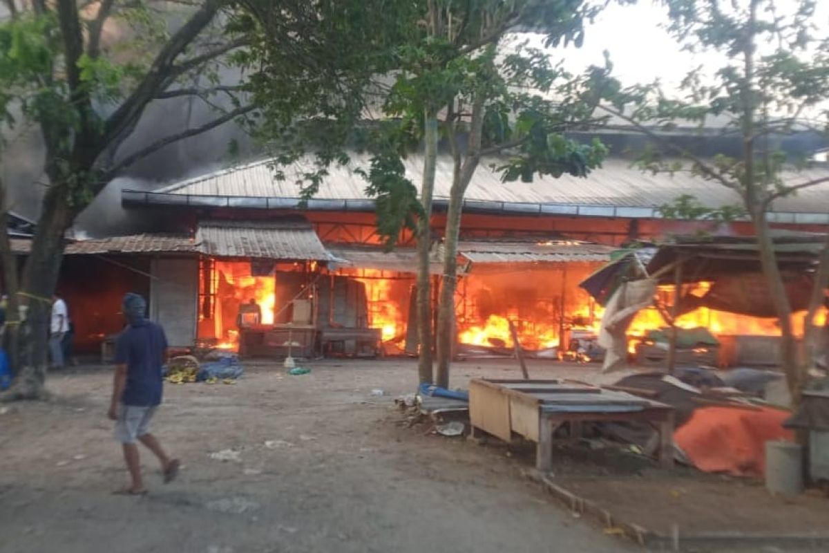 Pasar Karang Bongkot Labuapi terbakar